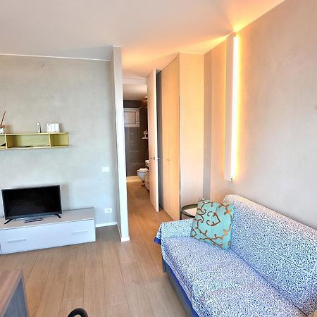 Leonardo Walsh Apartment With Lake View Torri Del Benaco Exterior photo