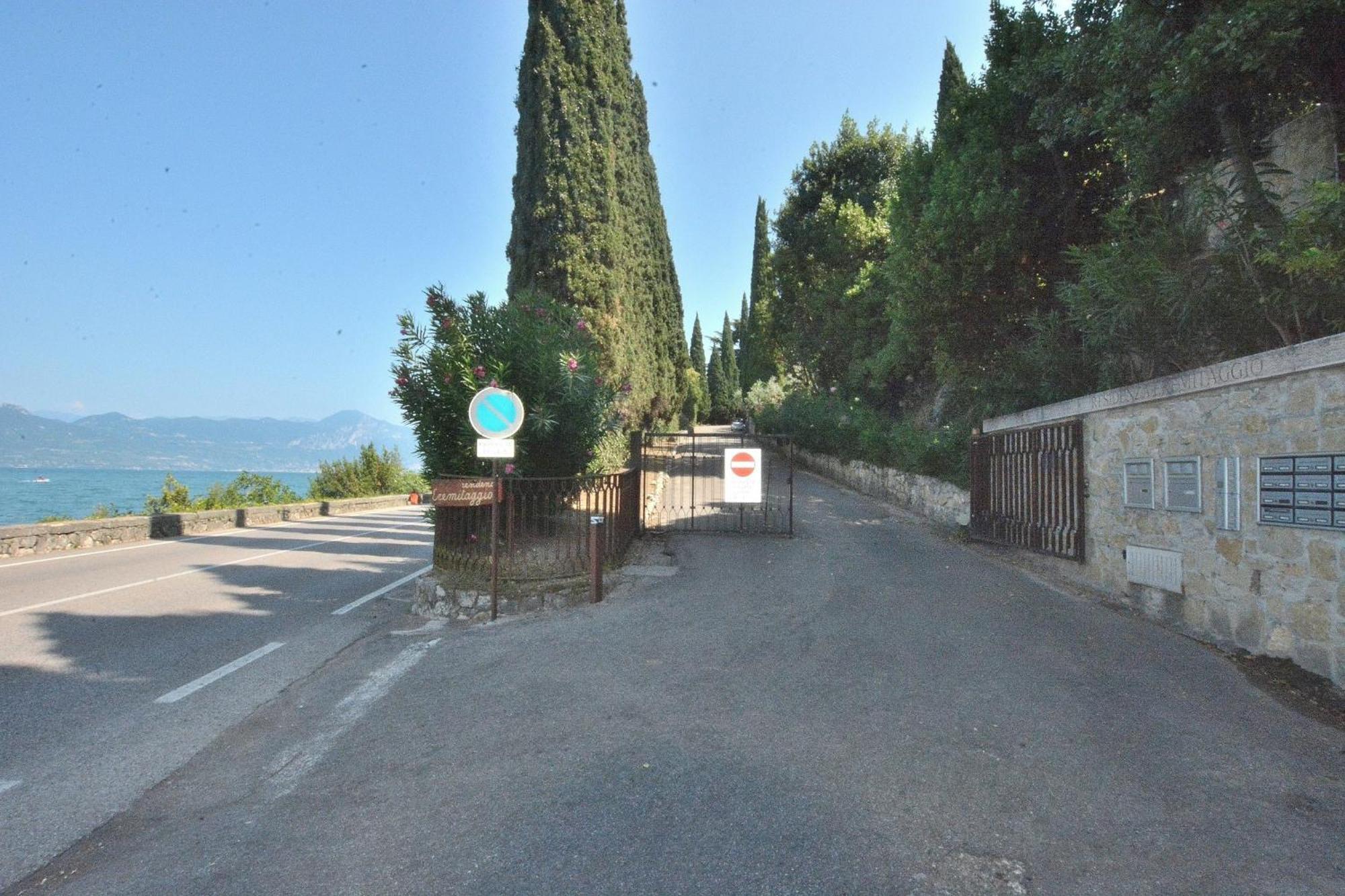 Leonardo Walsh Apartment With Lake View Torri Del Benaco Exterior photo