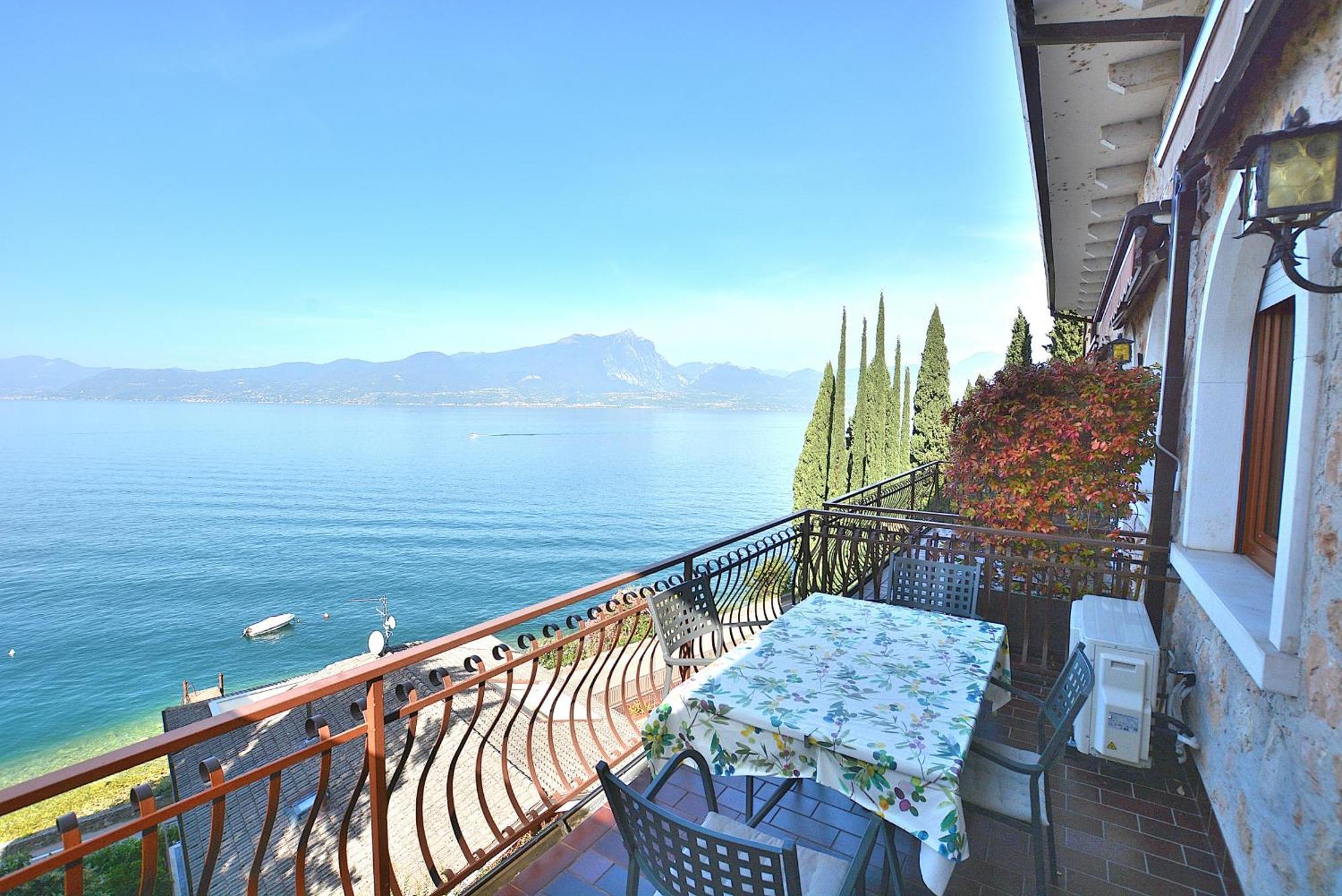 Leonardo Walsh Apartment With Lake View Torri Del Benaco Exterior photo