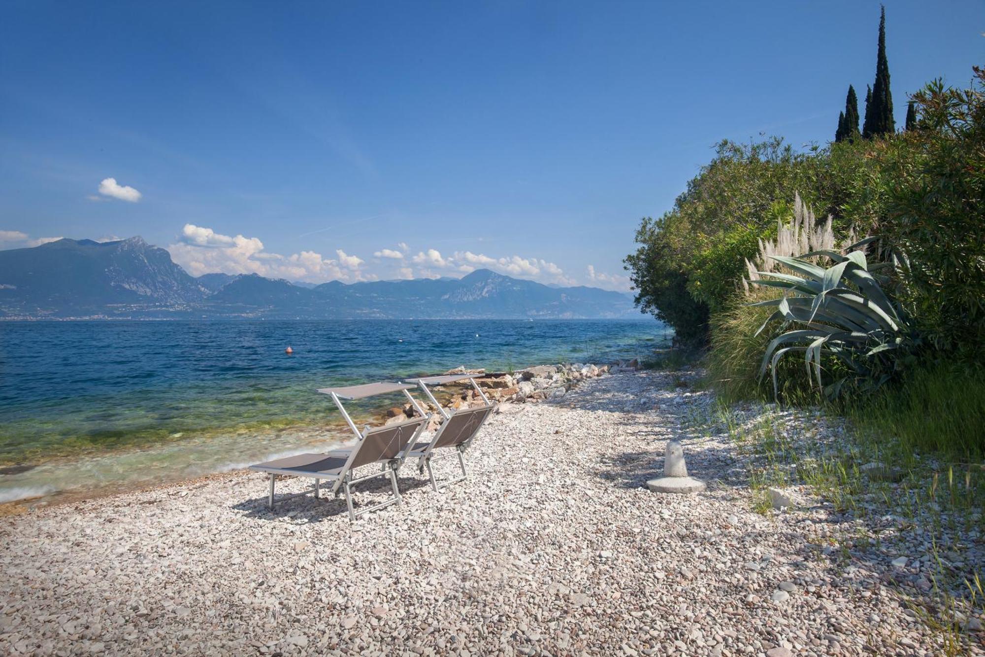 Leonardo Walsh Apartment With Lake View Torri Del Benaco Exterior photo