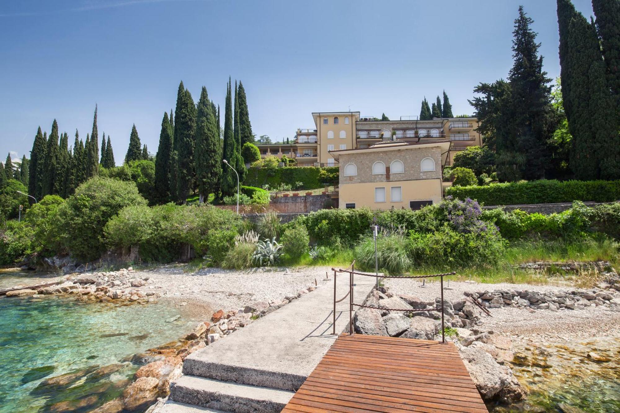 Leonardo Walsh Apartment With Lake View Torri Del Benaco Exterior photo
