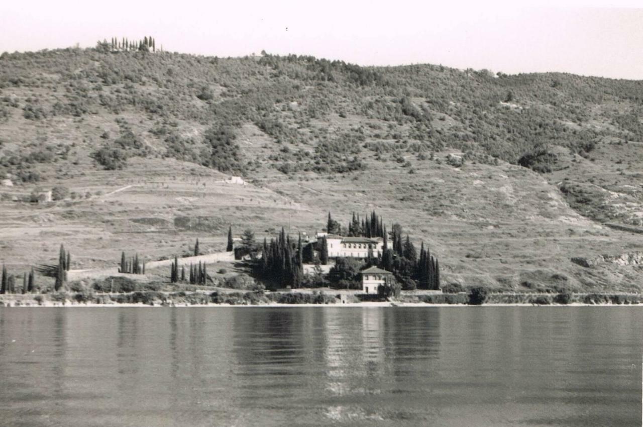 Leonardo Walsh Apartment With Lake View Torri Del Benaco Exterior photo